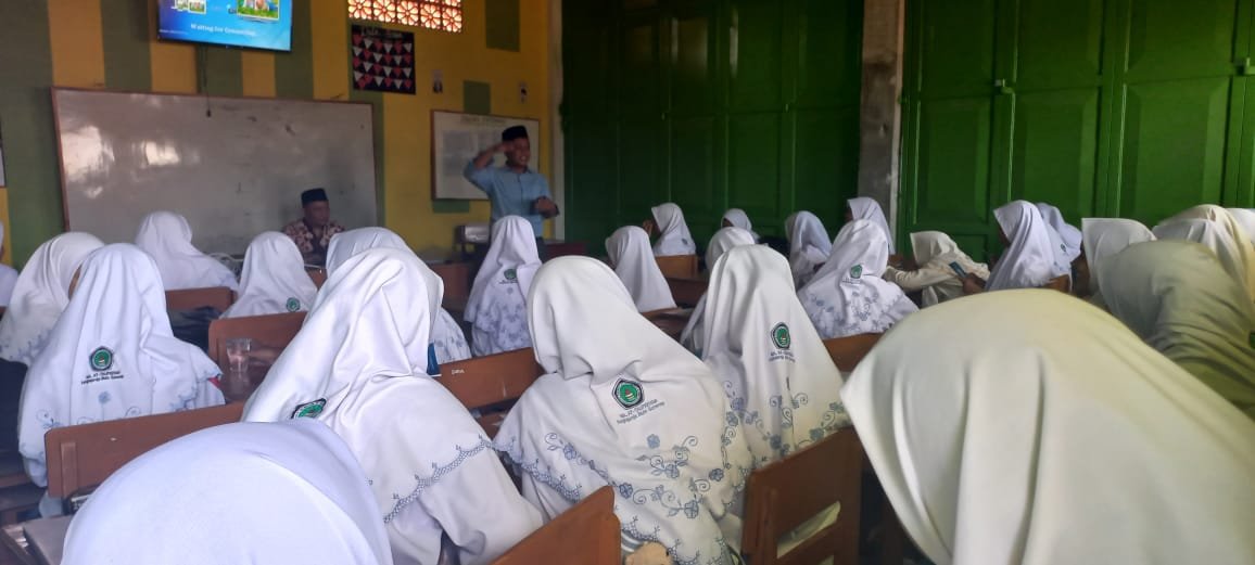 Sosialisasi Penerimaan Mahasiswa Baru Fakultas Ekonomi Dan Bisnis Islam UNIA Prenduan Di PP At-Taufiqiyah Bluto